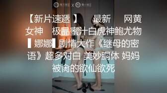 一抹深绿色啊啊老公太羞辱了老婆被单男按在床上崛起屁股像母狗一样玩弄绿帽拍摄，绝骚淫妻