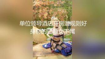 邊看美劇邊享受性感女友的口活服務 豐滿身材十分誘