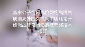 小少妇的3P生活，全程露脸先洗澡后啪啪，舔逼的活交给小弟，轮到草逼了大哥先上，各种体位爆草抽插浪叫不止