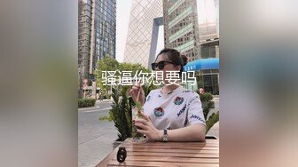 年轻的小夫妻，在家直播赚钱，无套啪啪，花样很多姿势做爱