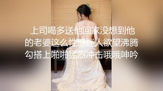   幸福小哥激情双飞颜值不错的小少妇，骚逼里面夹着鸡巴自己主动抽插，小哥忙着吃奶子，轮流爆草姐妹互动自慰