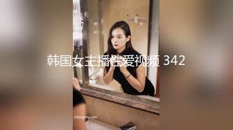 小平头高价约两极品颜值女神双飞，长相清纯细长美腿，左拥右抱一起服务，这边扣穴那边深喉，两个美女轮流着操1