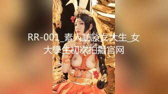 光线不够手电来凑 大神潜入女厕连拍三位美少妇 最后一个很警觉到处找什么呢