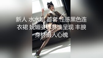  淫娃女友黑丝情趣全程露脸跟狼友发骚互动，主动扒下男友的裤衩舔弄大鸡巴吸蛋蛋