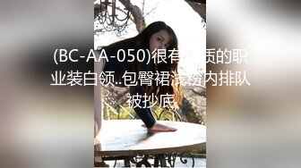 商场女厕全景偷拍浅绿色套装美女的小嫩鲍