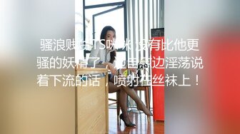 户外大桥下风骚少妇露脸给眼镜小哥舔鸡巴，揉奶玩逼给狼友看，撅着屁股让小哥后入爆草菊花，激情上位真刺激