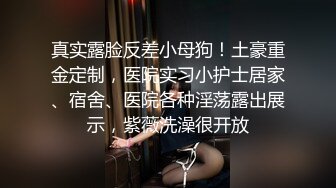 清凉开衩裙美女逛街性感翘臀配骚丁湿了还露毛 粉裙白袜美女爱心内前后透明正面抄底黑森林