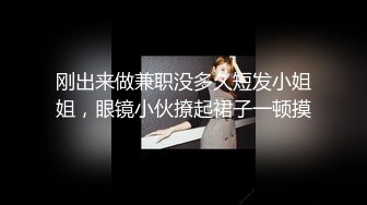 【新片速遞 】黑丝淫妻3P 老婆好强单男的大鸡巴全顶进喉咙还不反胃 大肉棒连着骚穴一起抽插 老婆骚逼要被操成单男的形状了 