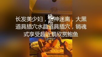 黑客破解家庭网络摄像头偷拍 老夫嫩妻在家里客厅做爱突然来了个女的坐在一边感觉她们三人关系有点特别.