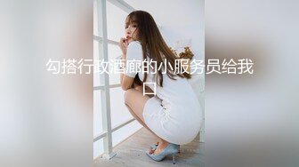  腹肌小伙和饥渴熟女约炮 鸡巴被少妇花式姿势咬住 死活挣脱不了 阿姨你太猛了