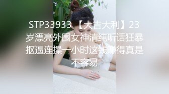 风景区女厕全景偷拍多位美女少妇前来献B (7)