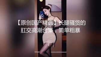 德国男女穿着工业风BT装对着BT美女嘴巴尿完还搞马桶刷搅一下，脑洞大开