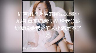 年轻小骚妹伺候小哥，给小哥撸着鸡巴舔乳头