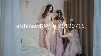 小清新甜美反差小姐姐『pinkloving』极品粉嫩白虎美穴，穿着内裤阴部摩擦，擒住双腿巨大大肉棒插入如玉般的身体！