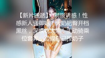 干妈的小穴流出了浓浓的淫液而我用精液灌满了妈妈的小嘴