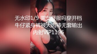 北方妹子家里有点冷，全裸在被窝中手指特写