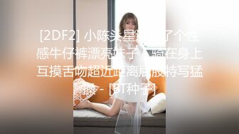  温柔系文静美妞，扎起双马尾一脸清纯，男友疯狂吸奶子一脸享受