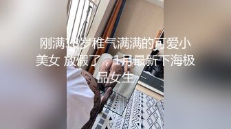 厕拍达人潜入国内某商场女士卫生间缝中连续TP多位妹子上厕所拍脸再拍下面美女方便完不走翻看自己的自拍