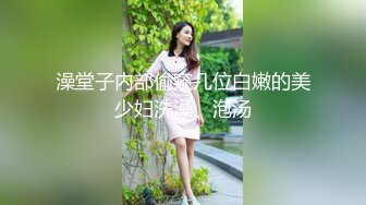 幾個年輕小夥套路壹個愛玩遊戲的圓框眼鏡妹子酒店暢玩,妹子開始有點害怕,輪番上陣