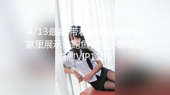   巨乳妹子在化妆被男友捏奶子撩起裙子就要后入 两个大奶子晃动骑乘套弄