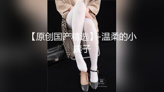 后入饥渴黑丝长腿女友,掰开嫩穴近距离观看