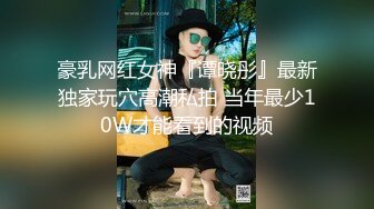 坐標廣西,貧乳紋身精神小妹居家紫薇,高潮噴壹地水,吸引小貓咪來舔