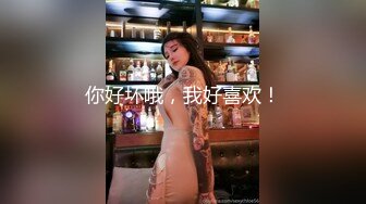 大屁股骚奶子黑丝诱惑颜值也还不错的无敌骚浪贱，让小 哥床上放肆抽插，奶子乱晃叫的骚，后入双插菊花逼逼