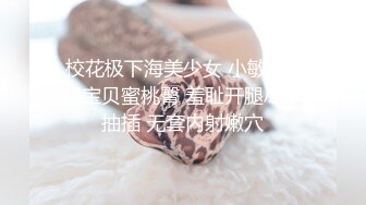 熟女少妇水晶道具深插白虎穴，掰开大腿来回进出虎穴，淫水很多呻吟不止