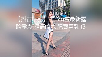 在校大学生暑假在家自己赚学费，洗白白后躺床上诱惑狼友，全程露脸跳蛋玩弄骚穴，摩擦阴蒂浪叫