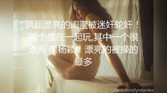  爆乳户外美娇娘性感情趣诱惑公园勾引散步路人，到一半差点翻车来了很多游客换地接着干