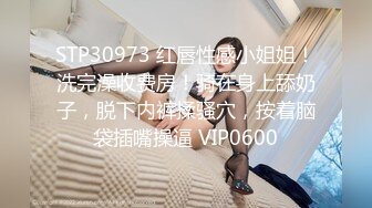 高颜值黑色外套大奶妹子啪啪，穿上黑色网袜特写手指快速扣逼后入猛操