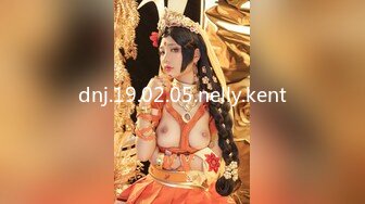 厕拍大神潜入首尔江南区某西餐厅女厕偷拍❤️美女尿尿服务员用力揉肚子，她放了个屁