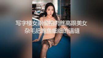 金发美艳人妖胸前纹身性感妖艳脱下小花裙自摸超长屌深深插入后门通并享受着