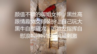 母子乱伦镜头前的激情，熟女大妈啥都会吹舔吸弄口交小哥的大鸡巴，镜头前被各种抽插爆草，老逼就是败火