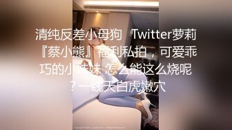 长相甜美短发萌妹子假吊跳蛋自慰，慢慢脱光揉搓奶子舔假吊抽插震动