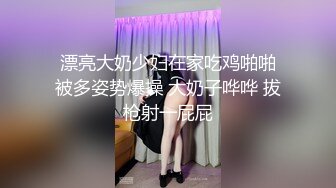 大型商场跟踪抄底没穿内裤的短裙美女 男的还时不时的把手伸进去摸一下