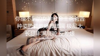 她安静的坐在椅子上唯美的展示自己的身体