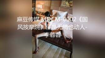  绿帽奴男友把白嫩美丽风骚小女友送给黑人操 自己在边上还问女友喜不喜欢 叫黑人用力点操