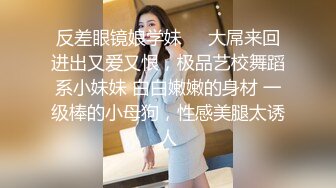 女模特用乳交和所有技巧征服书呆子！