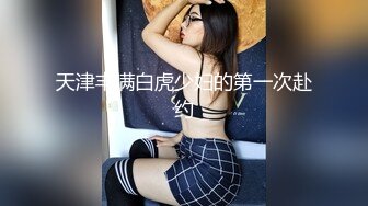 两个纹身骚女互相舌吻，吃对方口水吃到饱，舌尖伸进屁眼里面舔