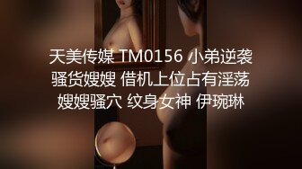  幸福老哥啪啪00后嫩妹子边操旁边还有个妹子舔奶，掀开被子上位骑乘后入抽插童颜大奶