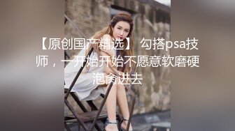  绿帽老公给还有几分姿势的老婆下了春药找来朋友一起玩3P 完美露脸