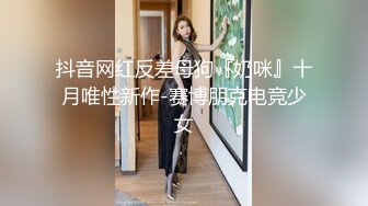 美女网红对着镜头玩小穴