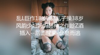 酒店摄像头偷拍小哥和好友一块3P个颜值和身材都不错的美女一边干一边开着手电照