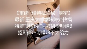  萌萌哒的小美女榨汁夏，跪在地上吃男友的鸡巴，小嘴巴吸进吸出，真得劲！