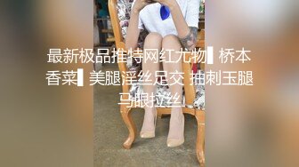   两个18岁的极品可爱小萝莉女同，脱光光互相舔对方粉逼，大叔出场 忍不住要参与