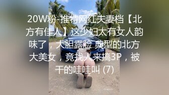 牛仔短裤龅牙妹子 手伸进衣服摸摸奶子 撩起衣服吸奶舔逼沙发上猛操