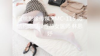 颜值很哇塞的极品小少妇全程露脸深夜激情陪狼友发骚，揉奶玩逼对着镜头掰开给狼友看特写，抠逼抠的好刺激