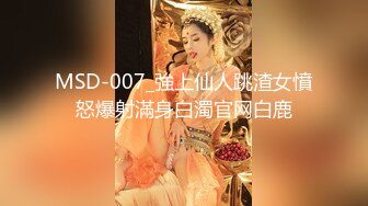 黑丝露脸可以玩双插的人妻诱惑，撩骚动作不断诱惑狼友，大号道具插了骚穴侧入